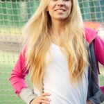 Beverley Allen floral painting close-up