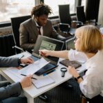 manager collaborating with team on flexible schedule